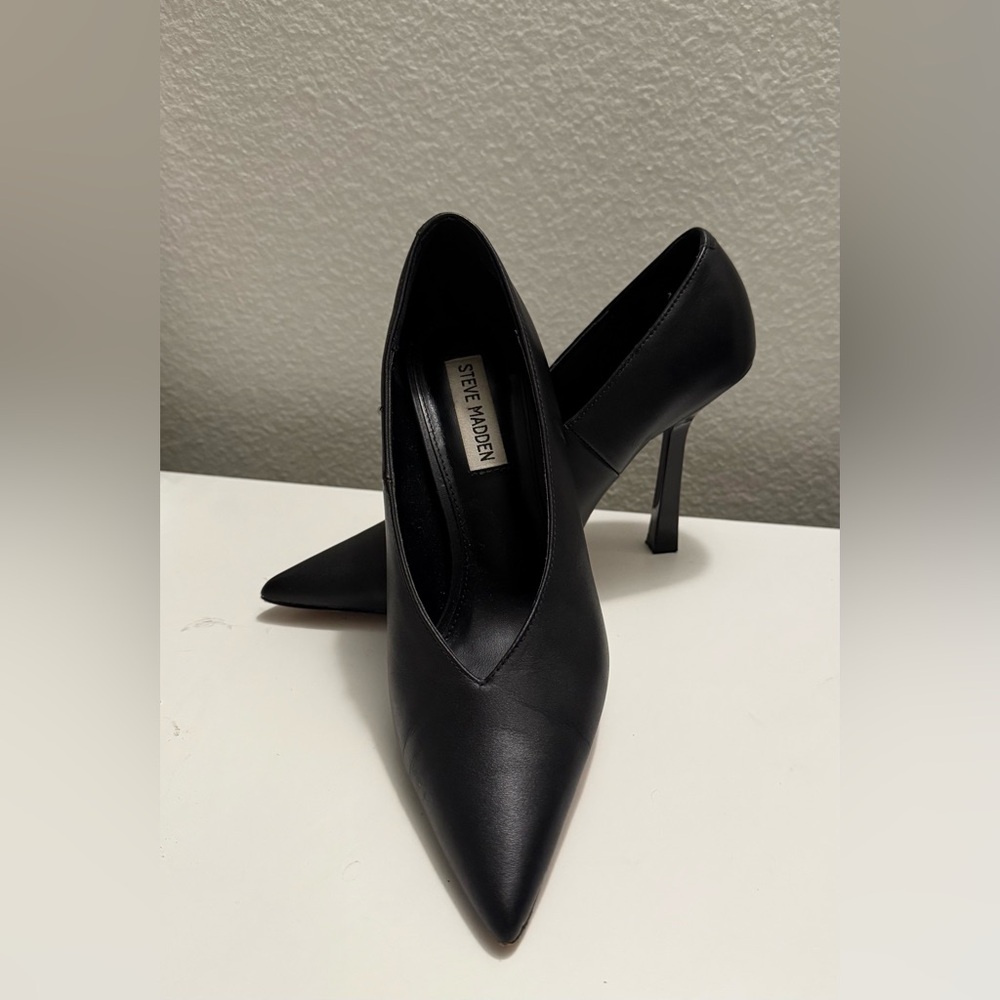 Steve Madden Sleek Black Pumps